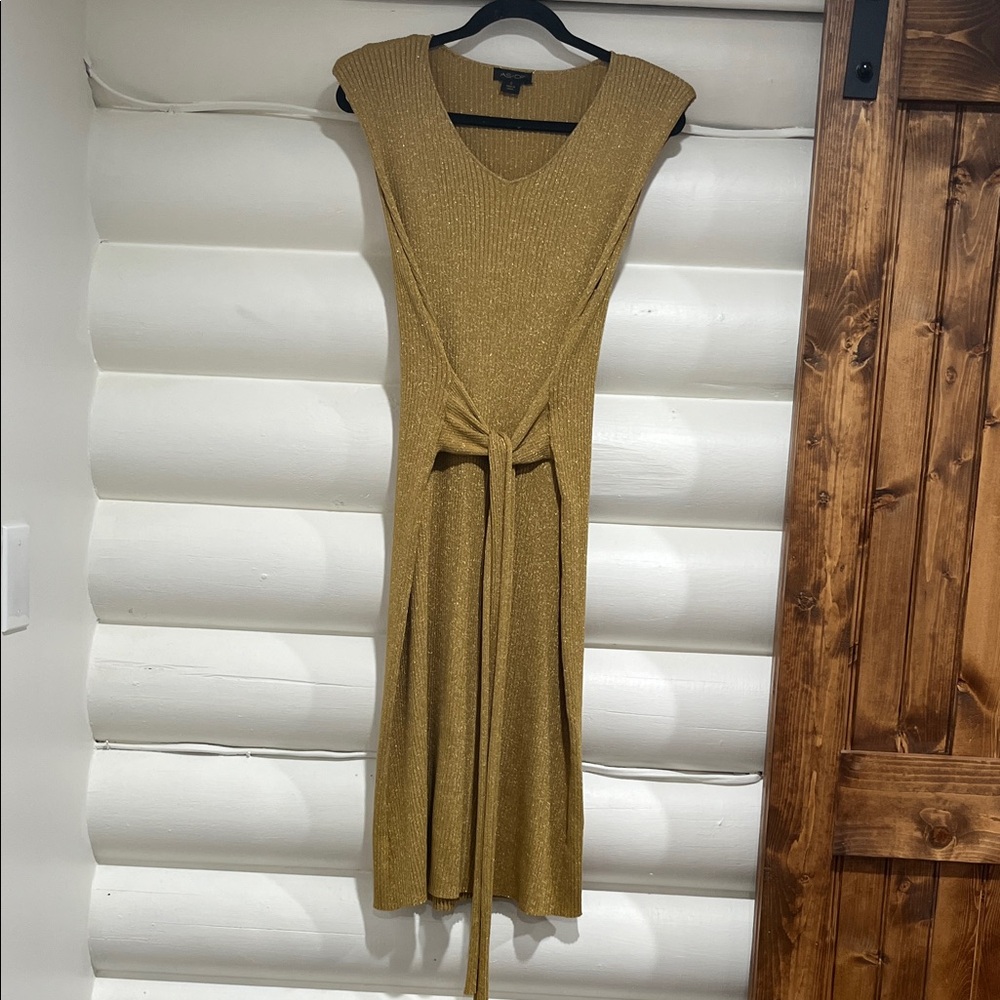 Elegant Gold Knit Midi Dress